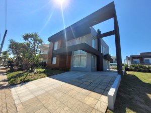 Casa em Condomínio em Capão Da Canoa